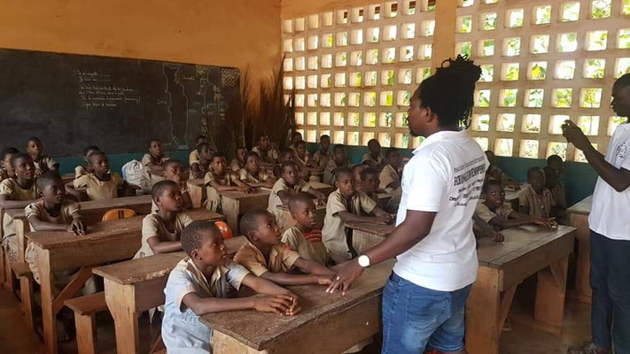 Distribution de kits scolaires à la rentrée par l'association CED