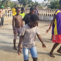 Enfants et volontaires jouant ensemble en plein air à Lomé
