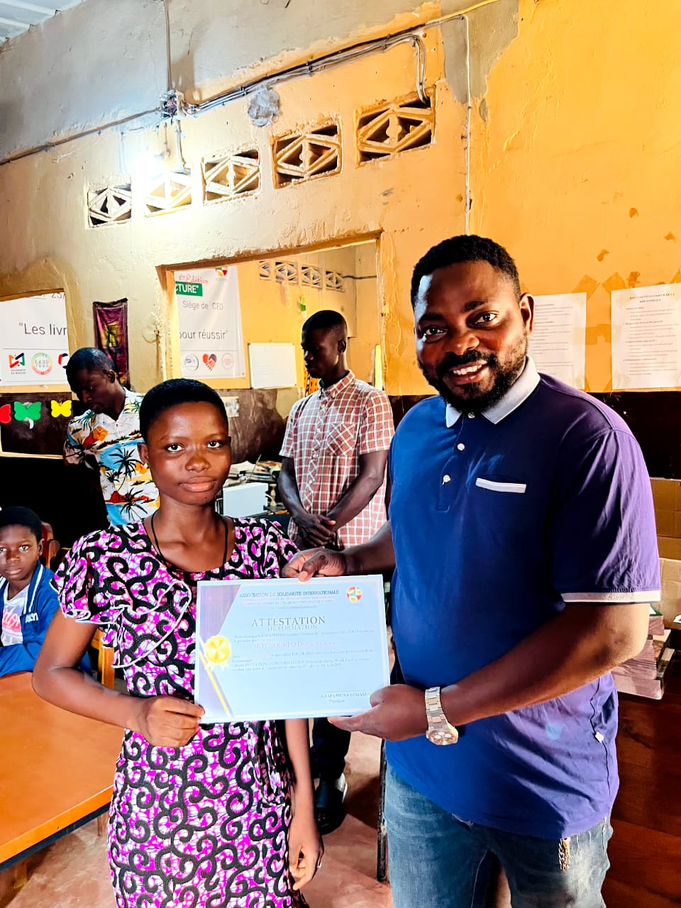 Remise d'une attestation de formation à une jeune bénéficiaire