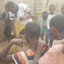 Activité de Noël avec les enfants accompagnés par CED