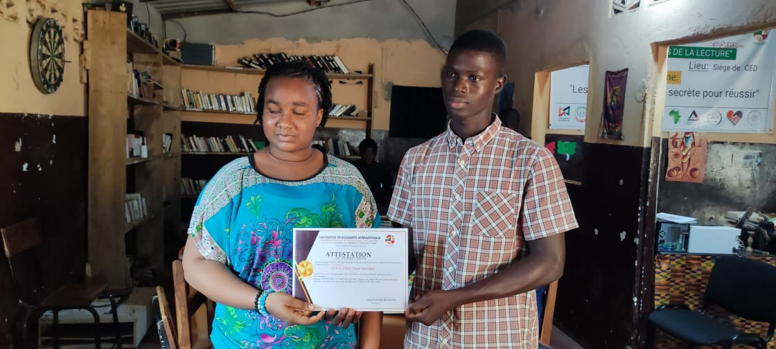 Remise d'attestation devant la bibliothèque de la Maison CED