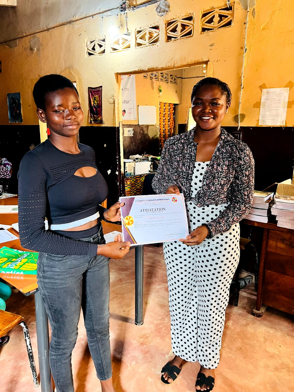 Deux jeunes présentant une attestation de formation en informatique