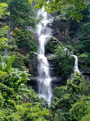 Cascade entourée de végétation dans la région de Kpalimé, excursion CED